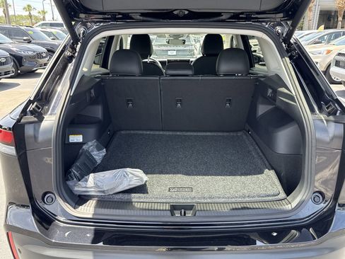 Used 2025 Volkswagen Tiguan SE FWD image 11