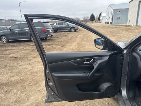 Used 2019 Nissan Rogue SV w/ Sun & Sound Touring Package image 13