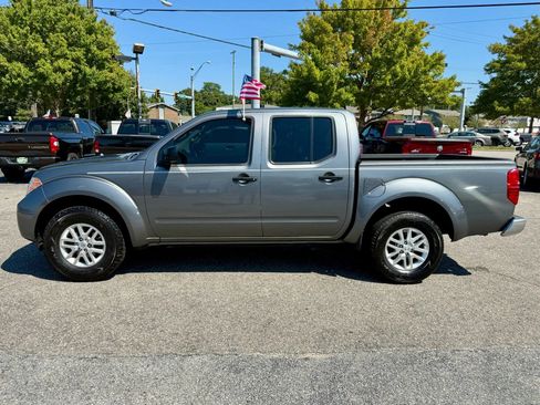 Used 2017 Nissan Frontier SV image 2