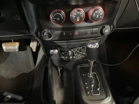 Used 2018 Jeep Wrangler Unlimited Rubicon w/ Connectivity Group image 15