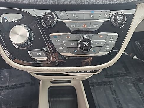 Used 2022 Chrysler Pacifica Touring-L image 25