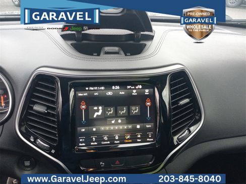 Used 2019 Jeep Cherokee Limited image 12