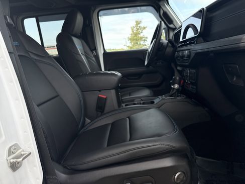 Used 2024 Jeep Wrangler Unlimited Rubicon 4xe image 32