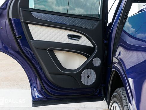 Used 2023 Bentley Bentayga image 32