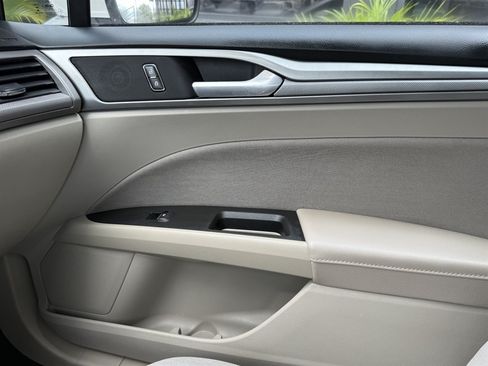 Used 2020 Ford Fusion SE FWD image 29
