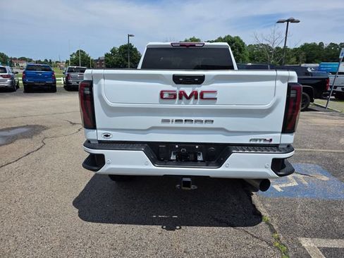 Used 2025 GMC Sierra 2500 AT4 AWD/4WD image 3