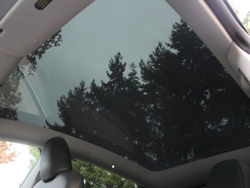 Used 2022 Tesla Model Y Long Range image 24