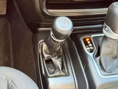 Used 2023 Jeep Gladiator Willys image 7