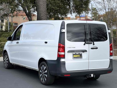 Used 2022 Mercedes-Benz Metris image 2