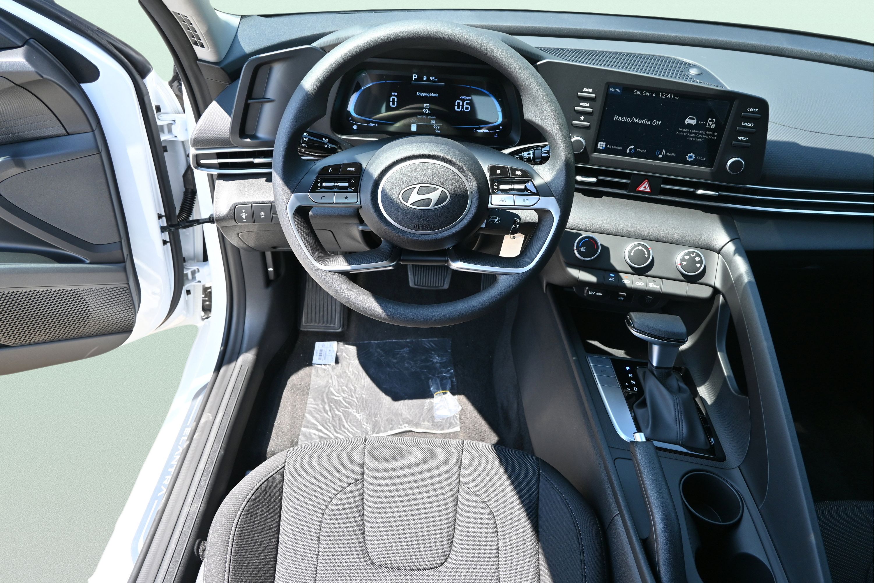 Certified 2025 Hyundai Elantra SE FWD image 12