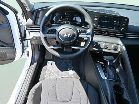 Certified 2025 Hyundai Elantra SE FWD image 12