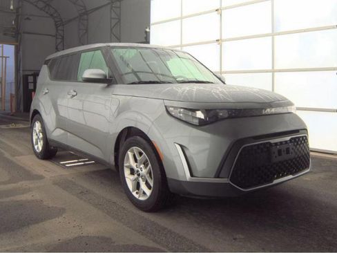 Used 2024 Kia Soul LX w/ Option Group 015 FWD image 3