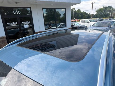 Used 2025 Volkswagen Taos SE w/ Panoramic Sunroof Package FWD image 12