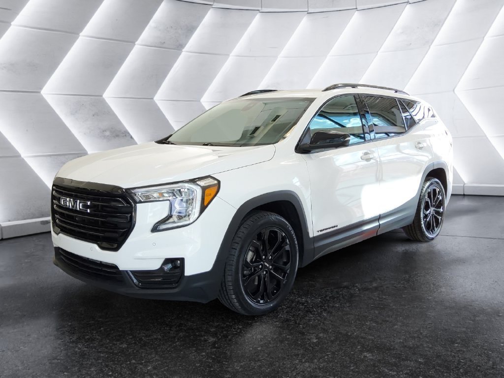 Used 2022 GMC Terrain SLT w/ Tech Package FWD image 3