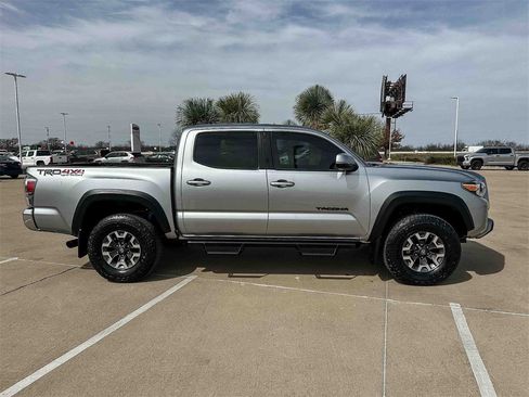 Used 2023 Toyota Tacoma TRD Off-Road image 2