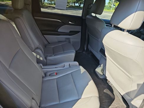 Used 2018 Toyota Highlander Limited Platinum AWD/4WD image 15