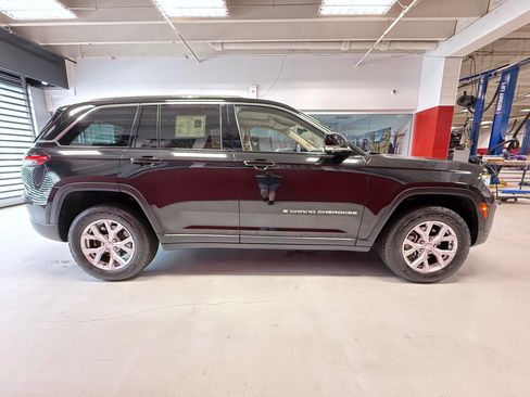 Used 2022 Jeep Grand Cherokee Limited w/ Luxury Tech Group II AWD/4WD image 10