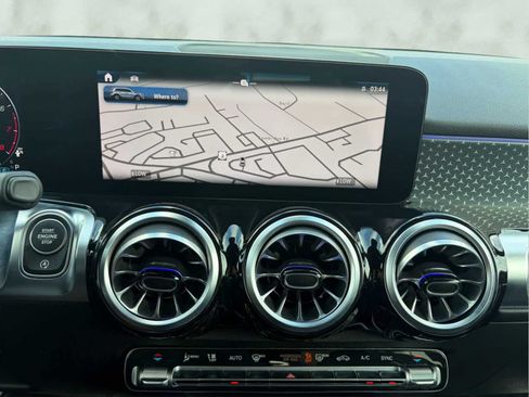 Used 2025 Mercedes-Benz GLB 250 4MATIC image 18