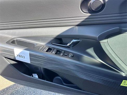 New 2025 Hyundai Elantra SEL image 6