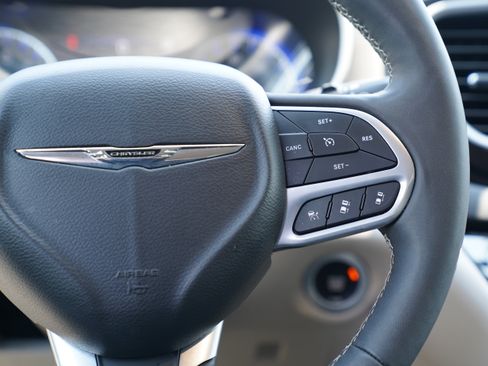 Used 2024 Chrysler Pacifica Touring-L FWD image 17
