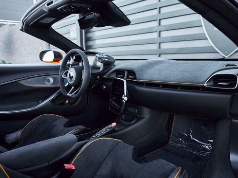 Used 2025 McLaren Artura Spider RWD image 47
