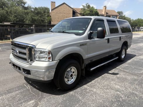 Used 2005 Ford Excursion XLT AWD/4WD image 8
