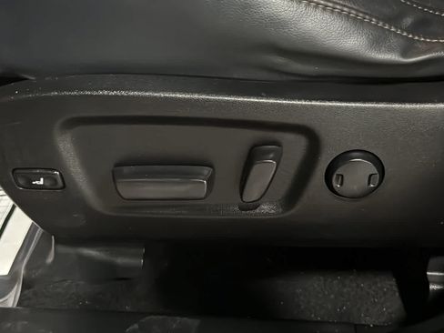 Used 2019 Toyota Highlander XLE AWD/4WD image 21