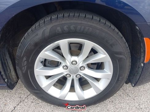 Used 2016 Chrysler 300 Limited w/ Driver Convenience Group image 2