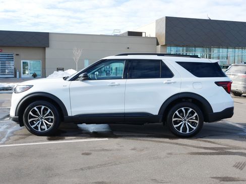 Used 2025 Ford Explorer ST-Line image 4