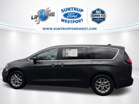 Used 2023 Chrysler Pacifica Touring-L FWD image 6