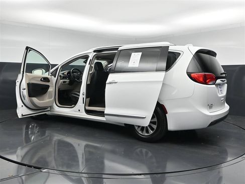 Used 2018 Chrysler Pacifica Touring-L FWD image 38