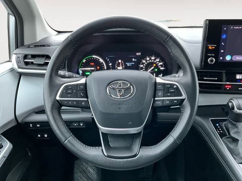 Used 2025 Toyota Sienna XLE image 14