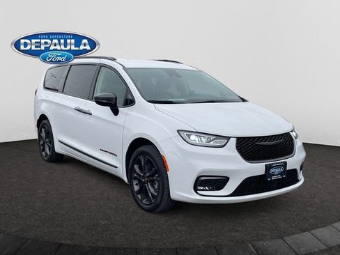 Used 2024 Chrysler Pacifica Touring-L w/ Road Tripper Package AWD/4WD image 9