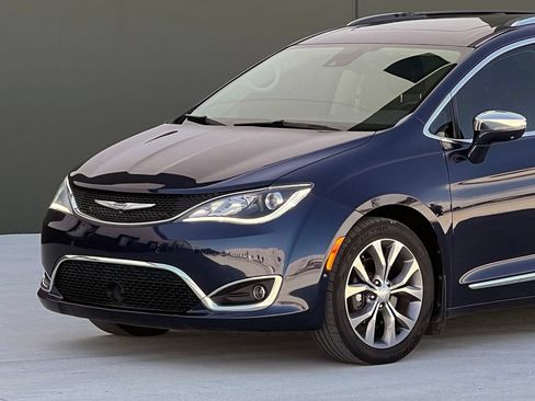 Used 2019 Chrysler Pacifica Limited w/ Tire & Wheel Group FWD image 9