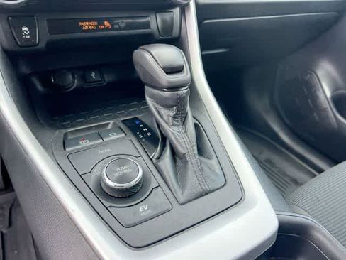 Used 2021 Toyota RAV4 LE AWD/4WD image 16