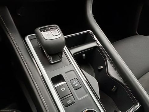 Used 2024 Nissan Pathfinder SV image 29