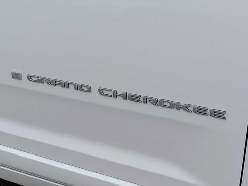 Used 2024 Jeep Grand Cherokee Overland w/ Trailer Tow Package AWD/4WD image 12