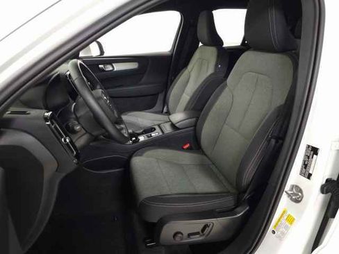 Used 2025 Volvo XC40 B5 Core image 17