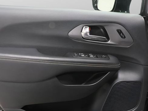 Used 2025 Chrysler Pacifica Select image 22