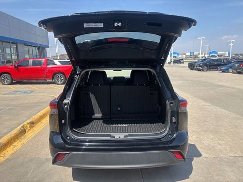 Used 2022 Toyota Highlander LE AWD/4WD image 9