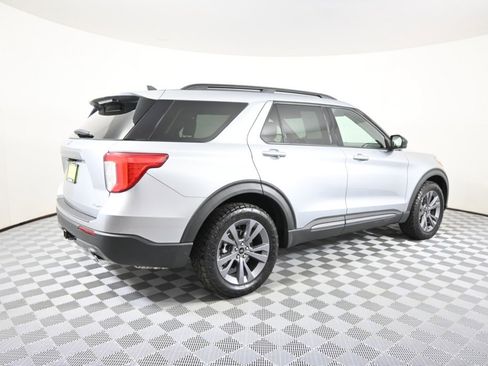 Used 2022 Ford Explorer XLT w/ Equipment Group 202A image 6