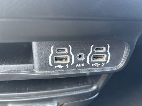 Used 2025 Chrysler Pacifica Select FWD image 6