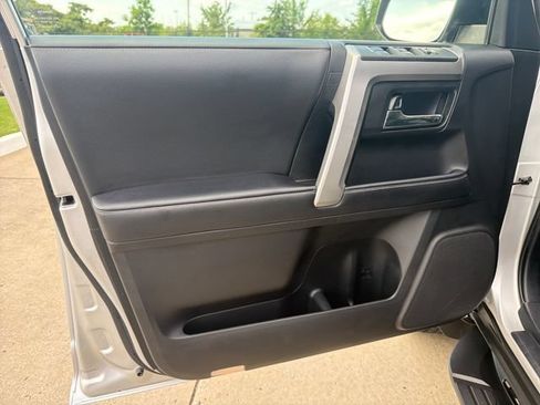Used 2022 Toyota 4Runner SR5 AWD/4WD image 12