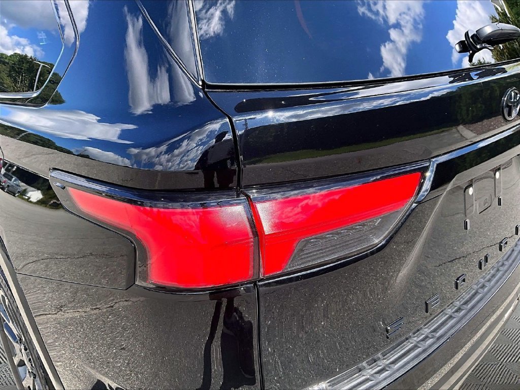 Used 2025 Toyota Sequoia Platinum AWD/4WD image 35