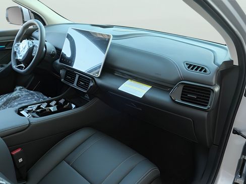 New 2025 VinFast VF 8 Eco AWD/4WD image 19