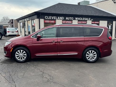 Used 2018 Chrysler Pacifica Touring-L w/ Advanced Safetytec Group image 2