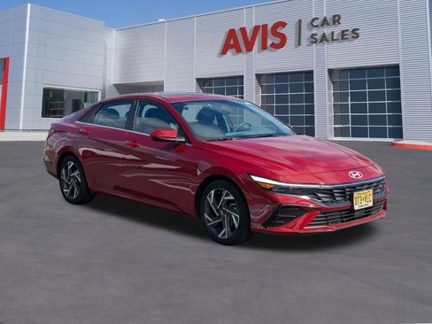 Used 2025 Hyundai Elantra SEL image 3