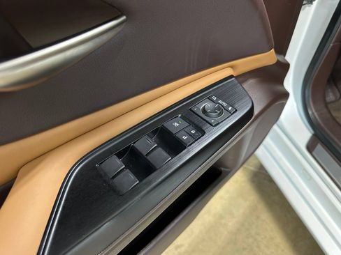 Used 2020 Lexus ES 300h w/ Premium Package FWD image 9