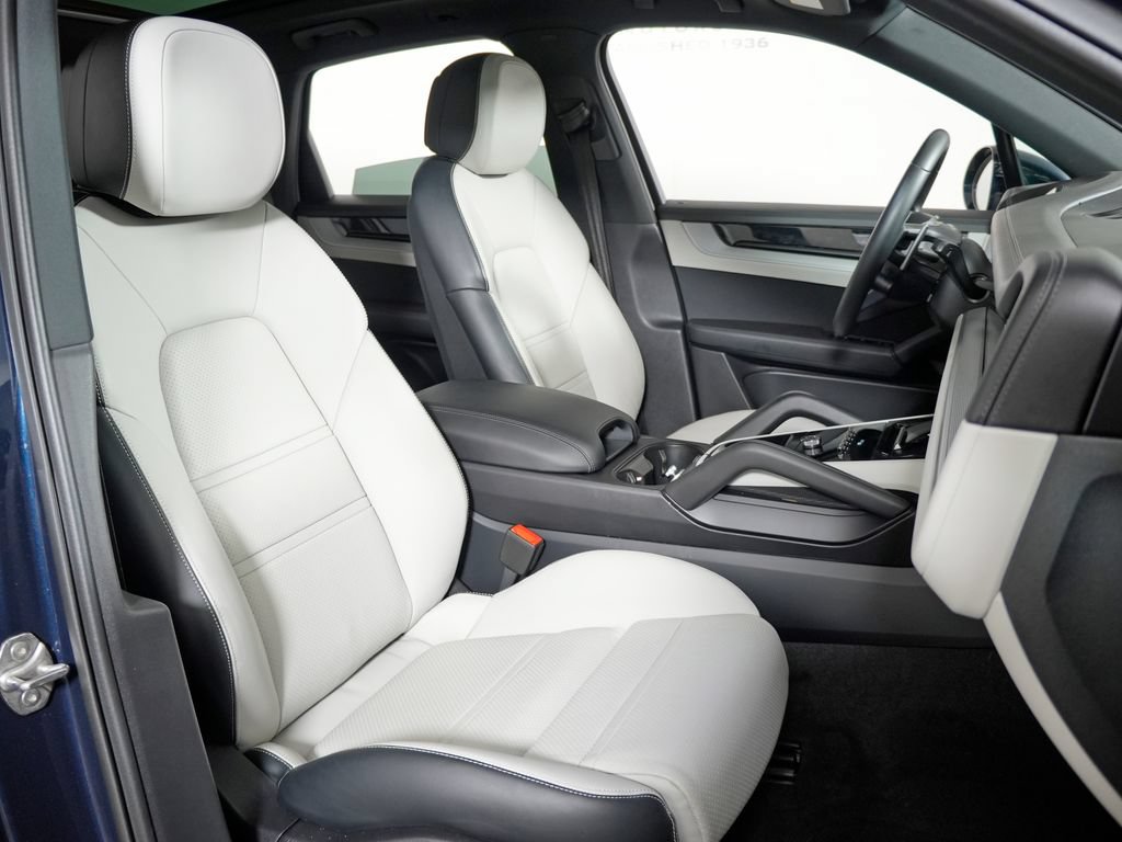 Certified 2024 Porsche Cayenne AWD/4WD image 44