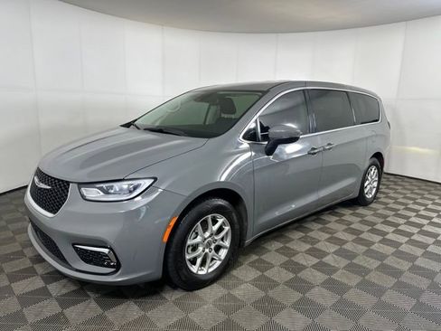 Used 2023 Chrysler Pacifica Touring-L image 7